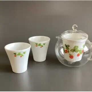 有田焼 おしゃれポット ミニカップ 2個 いちご【東洋セラミックス】 食器 ティーポット カップ コップ ティータイム セット いちご イチゴ 苺 かわいい お家カフェ au034