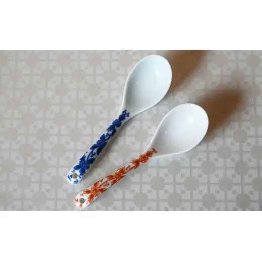 有田焼 磁器製スプーン （大） 2本セット (（唐草紋様 赤 / 青）【徳永陶磁器】レンゲ スープ シチュースプーン セラミック ギフト プレゼント cp054