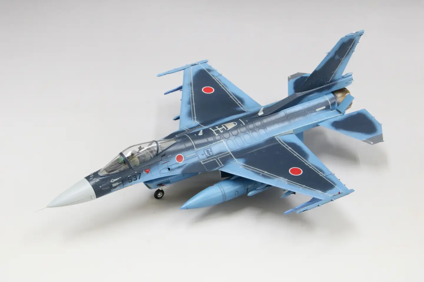 1/72スケール　プラモデル　航空自衛隊 F-2A戦闘機 (w/ パイロット)