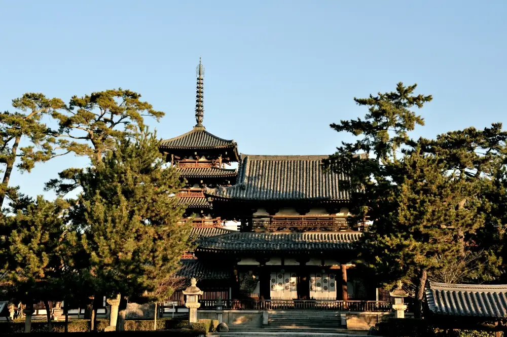  定期観光バスＣコース「法隆寺・薬師寺・唐招提寺」（昼食・抹茶付）