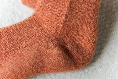 ひつじ飼いが作る ウールソックス（ブラック）【ウールソックス 靴下 ソックス 厚手 フリーサイズ オレンジ 暖色 羊 レディース メンズ 男女兼用 島根県 大田市】