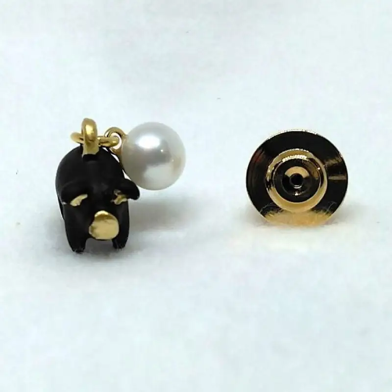 【ぶたに真珠】 真珠 約7.0mm ピンブローチ ぶた ブラック 黒 淡水本真珠 ボタン形 パール 7ミリ パールアクセサリー アクセサリー ブローチ ファッション カジュアル メンズ レディース オシャレ 豚 モチーフ ユーモア ユニーク ことわざ プレゼント お取り寄せ 伊勢志摩 ツジモト真珠 三重 伊勢 （2234）