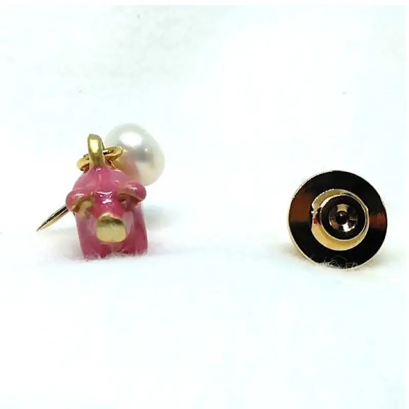 【ぶたに真珠】 真珠 約7.0mm ピンブローチ ぶた 赤 レッド 淡水本真珠 ボタン形 パール 7ミリ パールアクセサリー アクセサリー ブローチ ファッション カジュアル メンズ レディース オシャレ 豚 モチーフ ユーモア ユニーク ことわざ プレゼント お取り寄せ 伊勢志摩 ツジモト真珠 三重 伊勢 （2237）