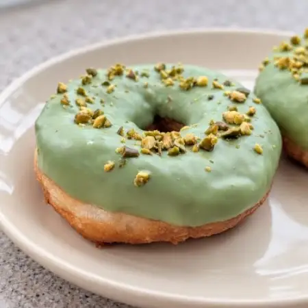 【ベーカリーマーケット パニスタ】彩りチョコドーナツ2種10個セット(ピスタチオ・いちご)【配送不可地域：離島】【1781077】