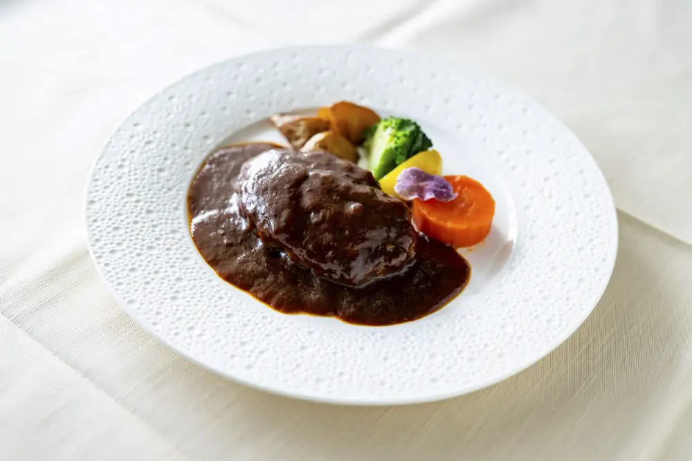 受け継がれる伝統のデミグラス煮込みハンバーグ― 老舗洋食レストランニューポート40年の味 [5839-2380】
