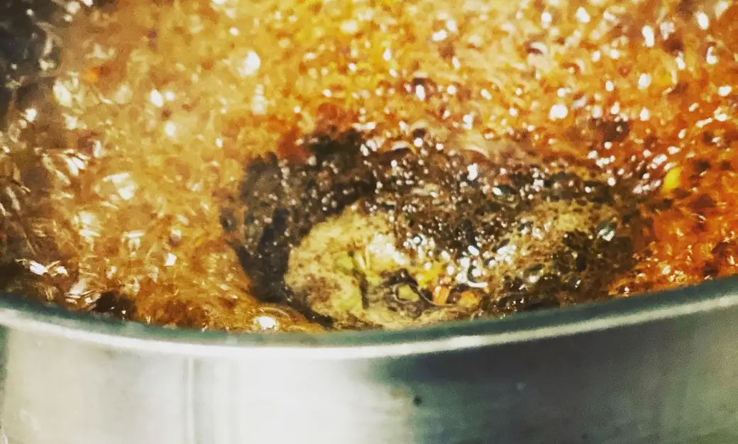 【サンタマリア】手鍋でクツクツ煮出すミルクティー（紅茶）