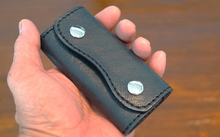 本革製キーケース 収納時：縦約8.5cm×横約5.0cm×厚さ3.0cm＜ダークブラウン＞ 牛革 本革 コンパクト キーケース 国産牛革 革製品 贈り物 ギフト 国産 ダークブラウン  F6L-194