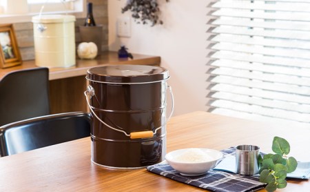 米びつ トタンの米びつ 5kg 渡辺金属工業 バケツ職人が作る オバケツ ライスストッカー キッチン キッチン用品 計量付き 米 お米 保存 保存容器 防虫 トタン バケツ 蓋付き 国産 米櫃 兵庫 兵庫県 姫路 姫路市 ブラウン