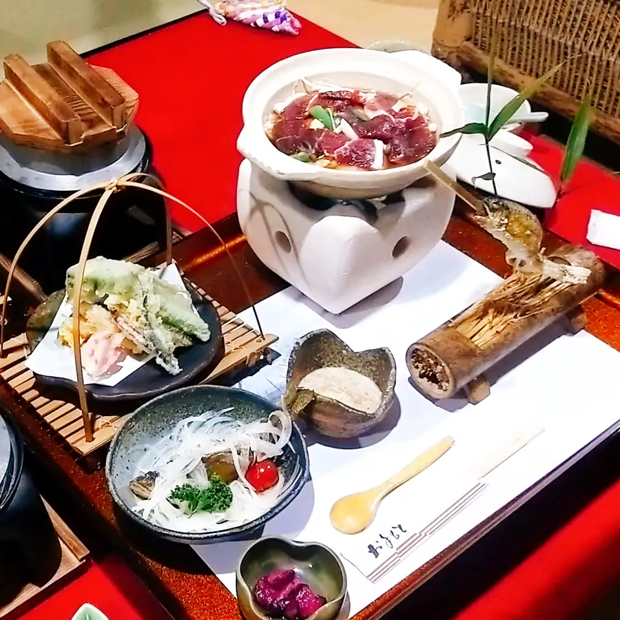 旅行 宿泊 民宿 2名様分チケット / 古民家の宿木治屋1泊2食付き宿泊券(2名様) ～夕食は地元のものをふんだんに使った 川魚懐石～