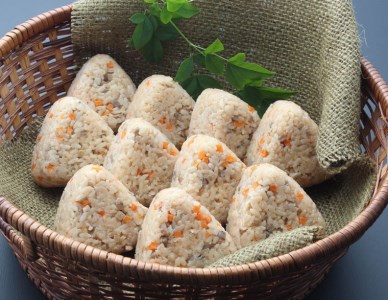 EW009_便利なレンジでチン♪佐賀県産夢しずくで作るみつせ鶏おにぎり90ｇ×12