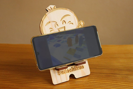 木頭杉のスマホスタンド（すだちくん）│徳島県 那賀町 木頭杉 スマホスタンド 木材活用 スマホ スマートフォン 持ち運び 自撮り ウェブ会議 ドラマ鑑賞 記録撮影 オフィス デスクワーク テレワーク 小物 携帯 雑貨 杉 おうち時間 NW-20-1