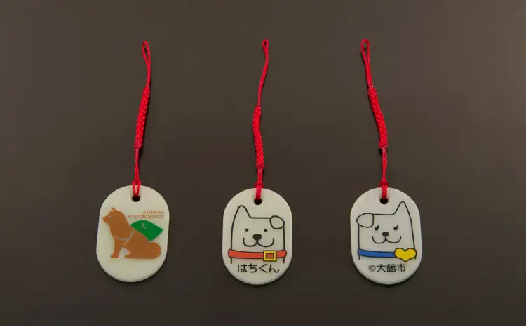 30P7304【防災用品】光る「はちくん・秋田犬の里」ストラップ3個セット【佐藤吉 】