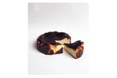 そば屋のチーズケーキ だしバスク 550g 直径15cm 冷蔵 チーズケーキ 北海道産 そば粉 クリームチーズ 函館真昆布だし使用 うまみ 熟成 ねっとり 上品な甘味 スイーツ デザート 洋菓子 蕎麦屋 バスクチーズケーキ 函館 送料無料 お取り寄せグルメ_HD045-003