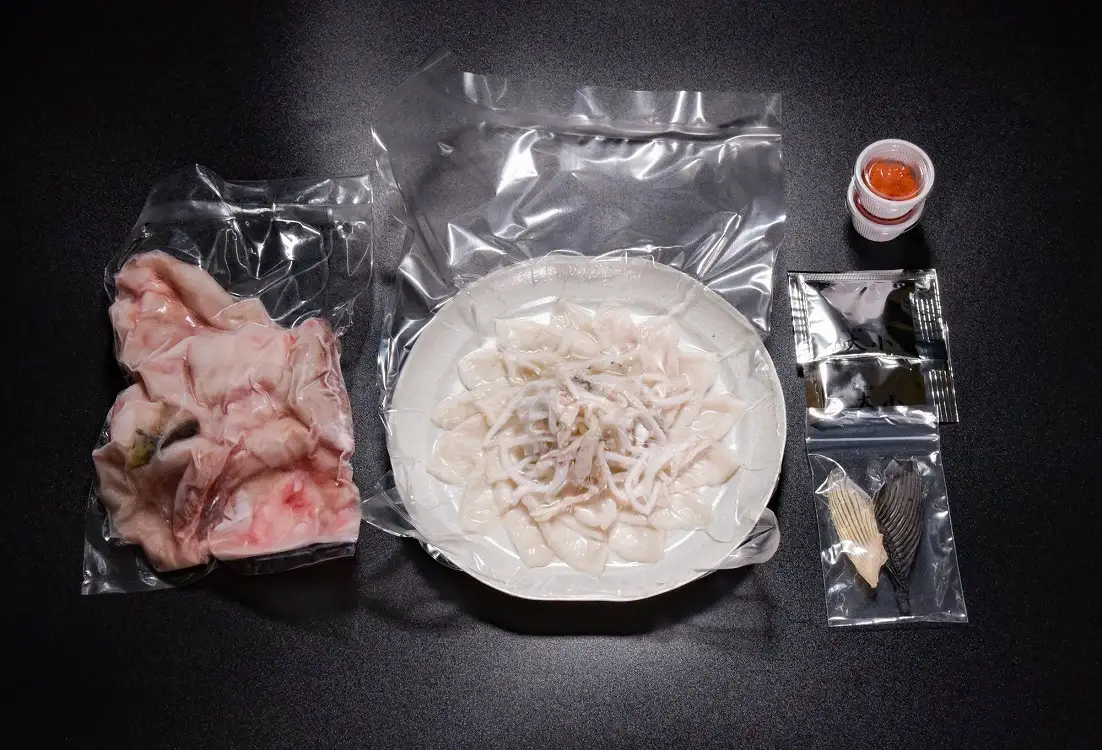 ふぐセット 1-2人前【ふぐ刺し ふぐ刺身 フグ 刺身 ふぐ 河豚 冷凍 とらふぐ あら ひれ酒 堪能 ぽん酢 もみじおろし 付き 40g ふぐ皮 40g あら 300g 干しひれ 2枚 配送日指定】(1103) 