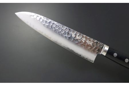H32-23 兼常作 鎚目VG-1 黒合板柄 剣型包丁 180mm（KC-945） ～よく切れる ステンレス 職人業 職人魂 関の刃物 海外でも人気～
