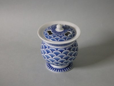 【伊万里焼】市川冬山窯「鍋島染付青海波文香炉」 037-H745