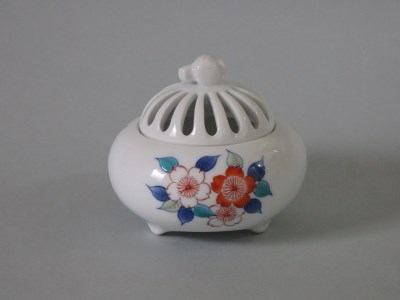 【伊万里焼】市川冬山窯「色鍋島桜文蕪型香炉」 037-H1233