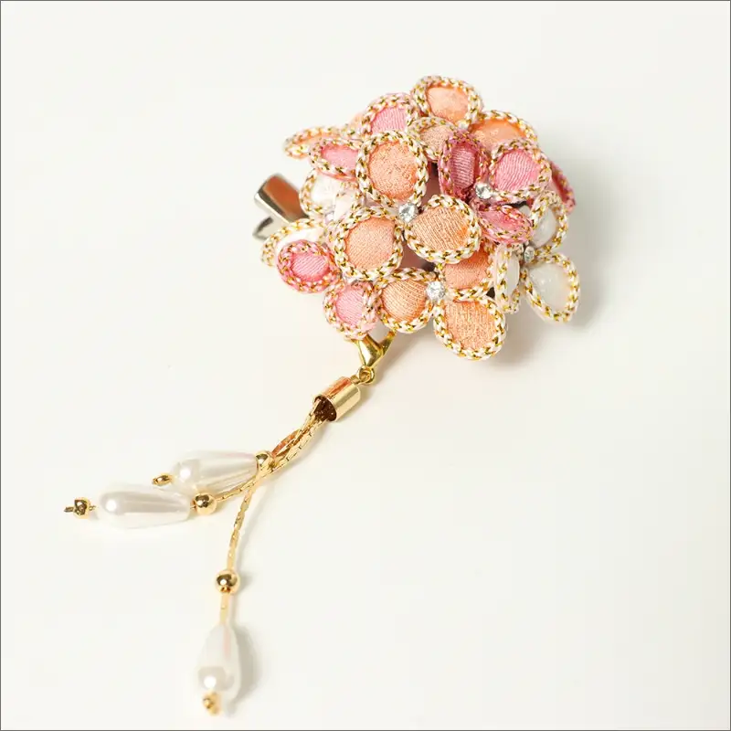 小花のブローチ！（ピンク）丹後ちりめんを使ったブローチです！