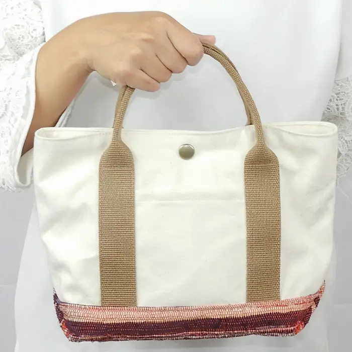 帆布と彩き織のトートバッグ（オフホワイト）「思いやり型返礼品（支援型）」【トートバッグ 1個 オフホワイト 帆布 キャンバス サキオリ 裂き織り リメイク品 着物 贈り物 プレゼント ギフト 母の日】