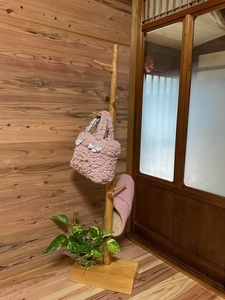 自然木のやさしさを 元祖 宇陀木トンガリ ハンガー掛け （中）／一点物 ヒノキ ポールハンガー バッグ スリッパ 帽子 マフラー 奈良県 宇陀市