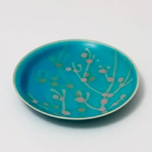 【datta.沖縄南の島陶芸工房】珊瑚プレート 取り皿（2枚セット）青色×純白 ☆ やちむん 読谷村 陶器 大岩浩章 色違い有 お皿 セット商品 彩り うちなーすぐりむん 地場産品 手作り ギフトに 夏 伝統工芸品