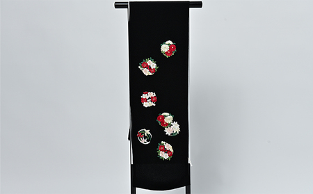 帯揚げ　黒地に赤・白・グリーンの花丸紋の刺繍　帯上げ　着物に 織物 ファッション 和装 式 篠原縫製