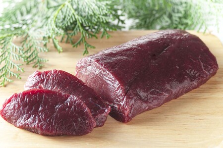 鹿肉 背ロース（ブロック肉）合計850g程度 ジビエ ヘルシー ビタミン 鉄分豊富 山のご馳走 高たんぱく 低カロリー アスリート 美容食 新鮮 鮮度抜群 俵山猪鹿工房想 職人技 国産ジビエ認定取得 精肉 鹿カツ アレンジ料理 (1046)