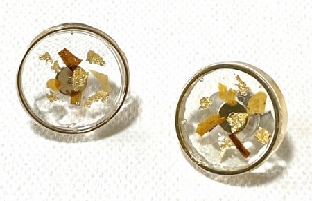 ピアス（ラメ風宗田節入りのレジンアクセサリー）(スタッドタイプ)【R00514】