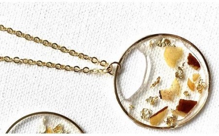 波型フープネックレス（ラメ風宗田節入りのレジンアクセサリー）【R00503】