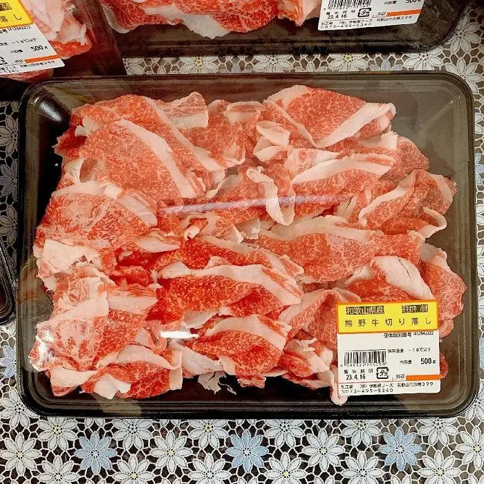 特産 黒毛和牛 熊野牛 切り落とし 約1kg （約500g×2） ふるさと納税 牛肉 国産 和牛 牛丼 カレー しぐれ すき焼 しゃぶしゃぶ キャンプ飯 伊勢屋フーズ グルメ 和歌山 送料無料 【iSe9】