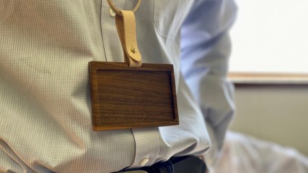 ネームカードホルダー　(ウォルナット)　ヌメ革ネックストラップ付き ネームホルダー カードホルダー IDカードケース 燕三条製 おしゃれ サイズ【018S001】