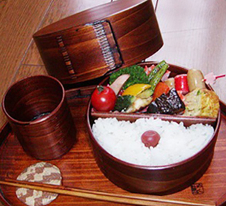丸型弁当箱（大）《 尾鷲わっぱ 》 摺り漆塗り 曲げわっぱ 漆器 ヒノキ 漆 天然素材 伝統工芸品 弁当 重箱 お弁当箱 ぬし熊 尾鷲 返礼品　NU-36