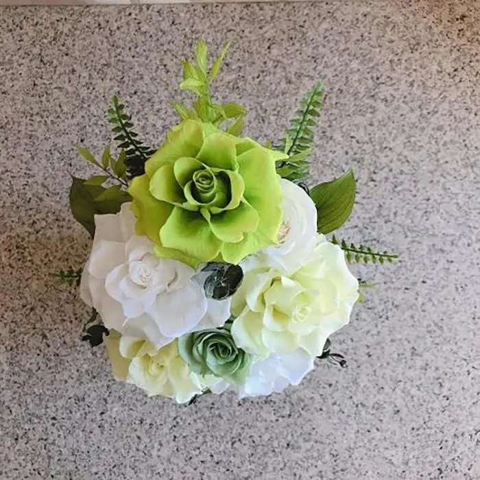 大輪のバラの花が咲き誇るプリザーブドフラワー・bell薔薇（クリアケース入り）　ホワイト×グリーン系