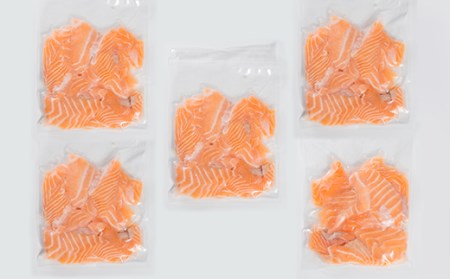 サーモン アトランティックサーモン 【定期便３回】生食用 切り落とし 750g (150g ×5パック) 小分け 鮭 国際規格SQF2000 さけ シャケ しゃけ sake カルパッチョ ソテー レアステーキ 人気 高級 大満足 生食用 刺身 お刺身 刺し身 魚介類 海鮮 冷凍 厚切り 薄切り ふるさと納税 ふるなび 三重県 尾鷲市 OB-26