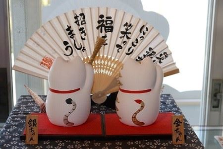 ＜宮若追い出し猫＞　金ちゃん銀ちゃん寿セット [M33-1] 招き猫 招福 幸運 健康 繁盛 金運 猫 ねこ ネコ 手作り 置物 縁起物 陶器 インテリア 福岡県