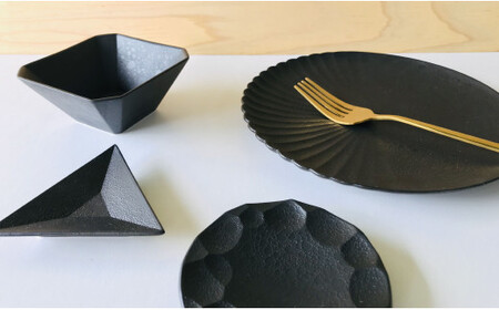 有田焼 テーブルコーディネートがグッと引き締まる黒い器／4点セット 深海三龍堂 食器 おしゃれ 黒い器 黒い皿 お皿 小鉢 吉右エ門 モダン 30000円 3万円 ay023