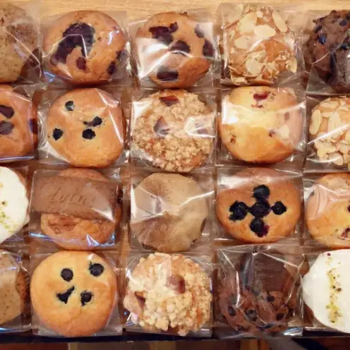 ＜songbird cafe＞マフィン１２個セット 〇 焼き菓子 読谷村 沖縄 小麦粉使用 カフェ 季節のオススメ スイーツ 地場産品 詰め合わせ お楽しみ 焼き立て チルド配送 人気商品 手作り ナッツ使用 バター使用 卵使用