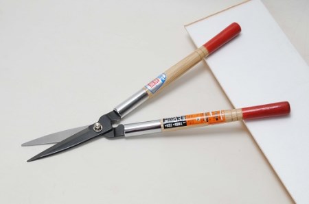 女性や年配の方もらくらく、小型軽量刈込鋏「ミニロン」（No.0105）と万能鋏のセット