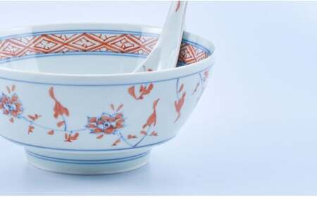 有田焼 究極のラーメン鉢 染花紋・赤花紋 ペアセット レンゲ付【まるぶん】食器 器 うつわ 磁器 陶磁器 麺鉢 ラーメン鉢 丼 丼ぶり どんぶり手描き 花 ブルー レッド ギフト aw074