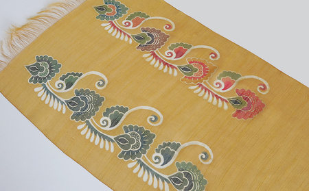 紅型ショール　インド唐草 フクギ【藤崎紅型工房】 伝統 工芸 名護 民芸 おみやげ 文化 びんがた 作品 沖縄 お土産 絹 染物 ギフト プレゼント 鮮やか 色合い 逸品 おすすめ 人気 贈答品