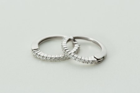 【ジュエリーの街、山梨県甲府市】ダイヤ0.20ct K18WGピアリング　E4670W