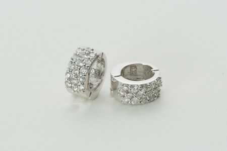 【ジュエリーの街、山梨県甲府市】ダイヤ0.64ct K18WGピアリング　LE358W