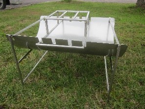 【熔接屋が作製】 折りたたみ式半円形の焚き火台(ステンレス製) 火力調整用置台付き 株式会社髙田熔工所 滋賀県 東近江市 H-F01 キャンプ アウトドア ソロキャンプ バーベキュー BBQ 焚火台 コンパクト 軽量 組み立て簡単 持ち運び 携帯 収納袋付き