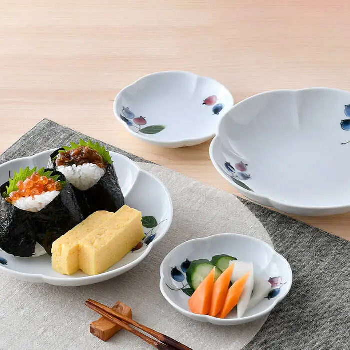 【波佐見焼】ブルーベリー 花型 プレート 大小 ペア セット 食器 皿 【松幸陶芸】 [HB48] 波佐見焼