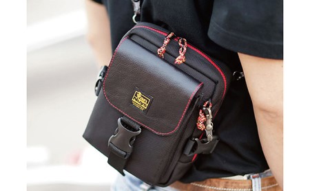バンナイズ　赤いファスナーのサブバッグ (フラップ：バックルタイプ)　バンナイズ 帆布 お散歩 買い物 お出かけ ショッピング すとらいぷ ファッション カバン 