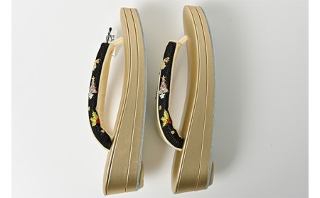 ぞうり　草履　クリスマスの刺繍の花緒　Ｍ　2段　お着物に　きもの 和装 履物 Ｍサイズ 23.5センチ 疲れにくい パーティー 誕生日会 周年 お茶会 入園 卒園 入学 卒業 結婚式 式典 セレモニ 篠原縫製