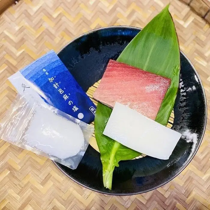 【ふるなびWEEK対象】【奄美大島 瀬戸内町】海の幸　詰め合わせセット１（黒マグロ・ソデイカ・加計呂麻の塩）