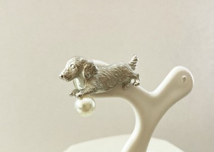 1187 アコヤ真珠SILVERタックブローチ ミニチュアダックス　アコヤ真珠 シルバーブローチ ミニチュアダックス 犬好き 犬 動物 高品質 国産 かわいい フォーマル カジュアル おしゃれ レディース パール 伊勢志摩