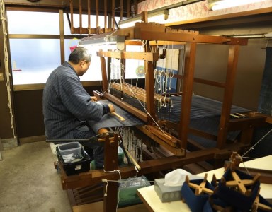 【Lサイズ×男性用：ファスナー有り】天然にこだわった自慢の逸品　【みくりや染織】正藍染手織り木綿作務衣上下一式（上衣刺し子織り・ズボン無地）