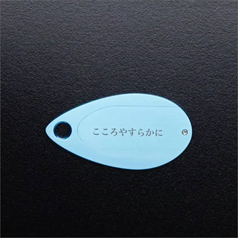 遺灰入れカード型ケース 結心華 しずくタイプ アルミ製 色：ブルー（カラーアルマイト）